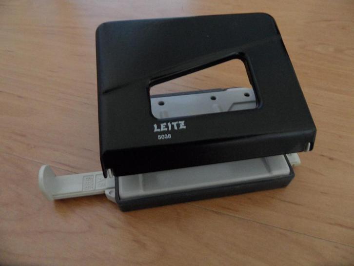 LEITZ 5038 perforator 2-gaats - incl geleider - retro model, Diversen, Bureau-accessoires, Zo goed als nieuw, Ophalen of Verzenden