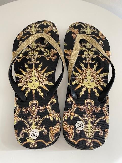 Zwart met gouden slippers Medusa nieuw, Kleding | Dames, Slippers, Zwart, Nieuw, Ophalen of Verzenden