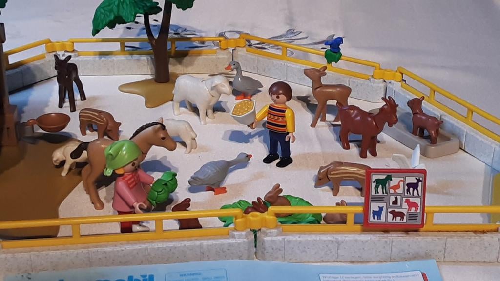 3243 kinderboerderij met grasdakjes, Kinderen en Baby's, Speelgoed | Playmobil, Ophalen of Verzenden, Zo goed als nieuw, Complete set