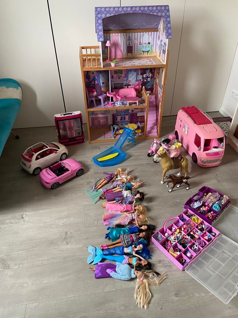 Barbiehuis en heel veel barbiespullen, Kinderen en Baby's, Speelgoed | Poppenhuizen, Ophalen, Zo goed als nieuw, Toebehoren