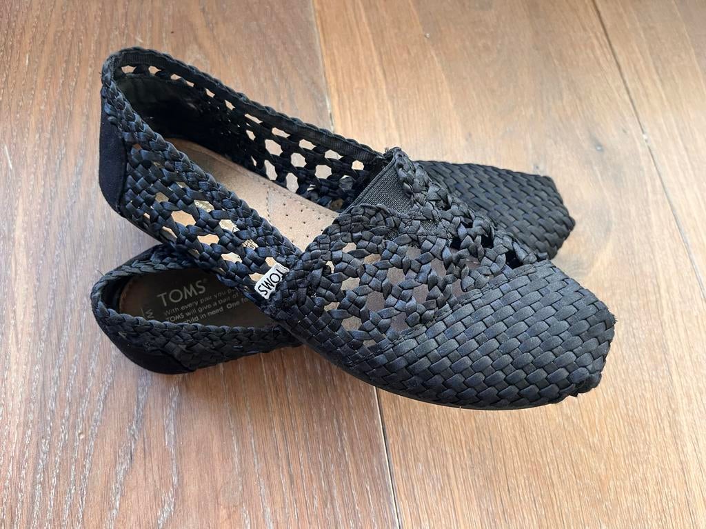 Zwarte Toms maat 40, black satin woven, Kleding | Dames, Schoenen, Ophalen of Verzenden, Zo goed als nieuw, Zwart, Espadrilles of Moccasins