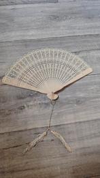 Antieke brise celluloid waaier, Ophalen