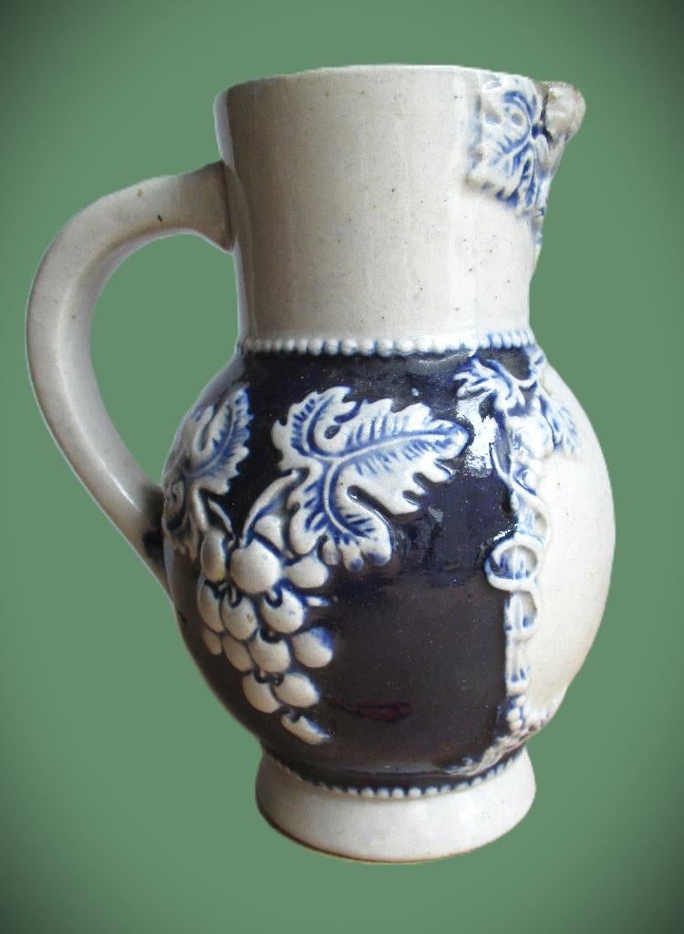 Kan~Wijnkruik aardewerk~Duitse Kruik~Druivenranken, Ophalen of Verzenden