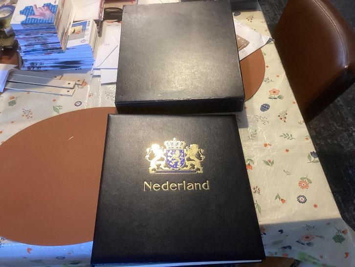 Nette gewatteerde Davo 3 met cassette blz R1 tm 6 en P1 tm 6, Postzegels en Munten, Postzegels | Volle albums en Verzamelingen