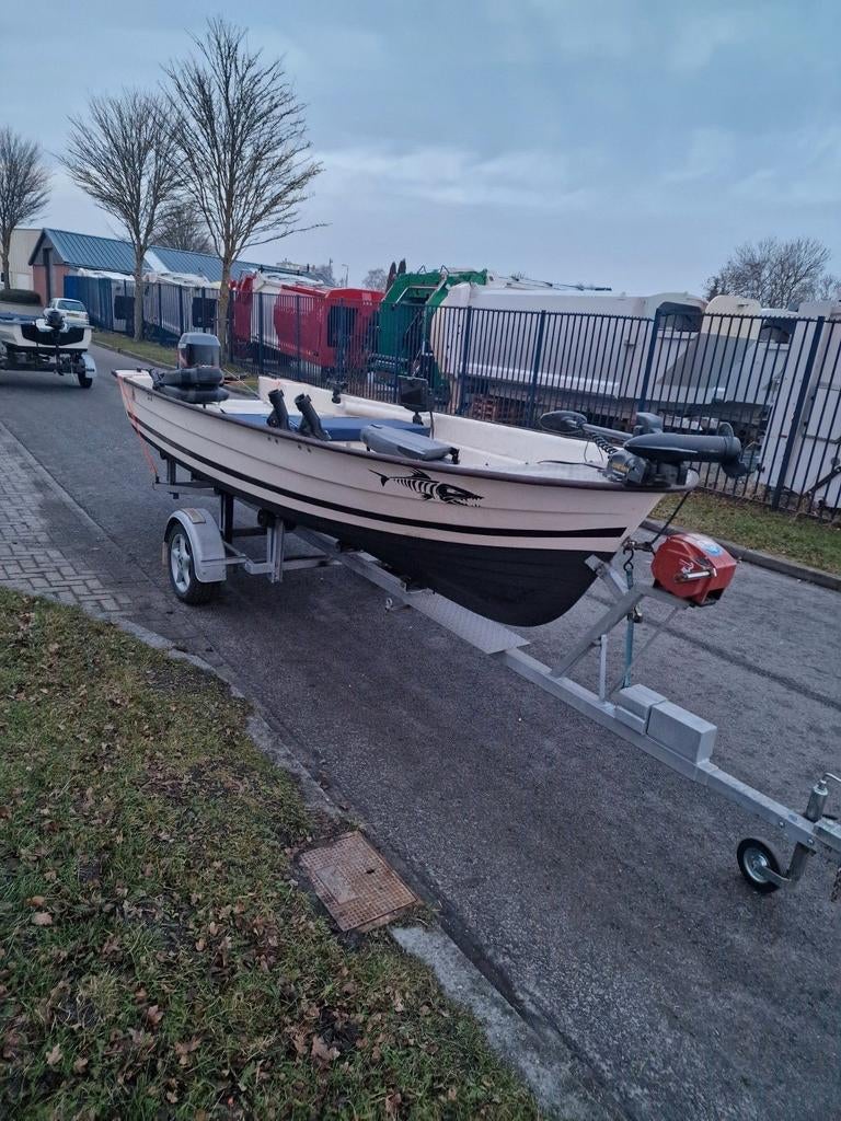 Tekoop visboot, Watersport en Boten, Vis- en Consoleboten, Tot 10 pk, Ophalen of Verzenden, 3 tot 6 meter, Buitenboordmotor