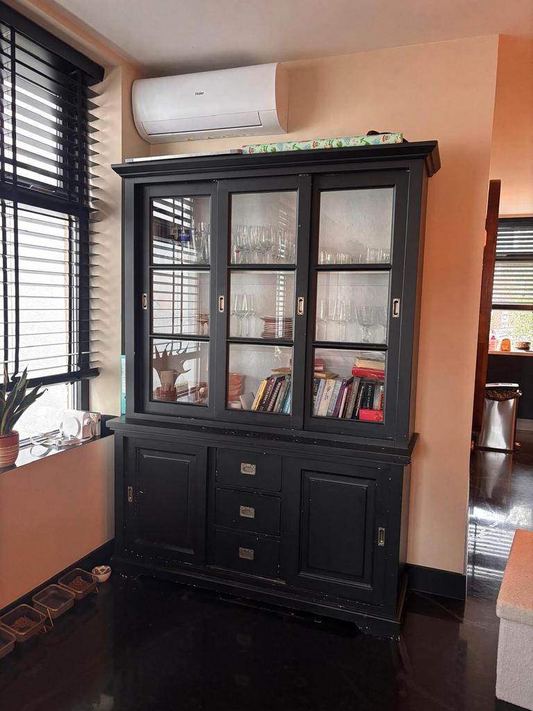 Zwarte vitrinekast met lades en deuren, Ophalen, Gebruikt, 200 cm of meer, 150 tot 200 cm