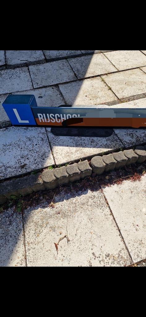 Rijschool L-bord voor lesauto, Ophalen