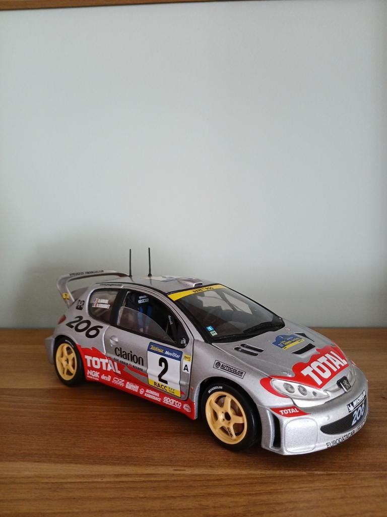 Peugeot 206 1:18 modelauto, Hobby en Vrije tijd, Modelauto's | 1:18, Ophalen of Verzenden, Zo goed als nieuw, Auto, Solido