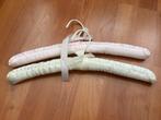 Set van twee satijnen kinder/baby kledinghangers wit roze, Ophalen of Verzenden, Zo goed als nieuw