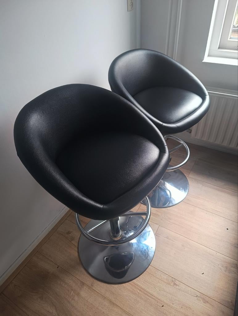 2 Leren Barkrukken Zwart - Zithoogte 67cm, Ophalen, Gebruikt, Met voetsteun, 60 tot 90 cm