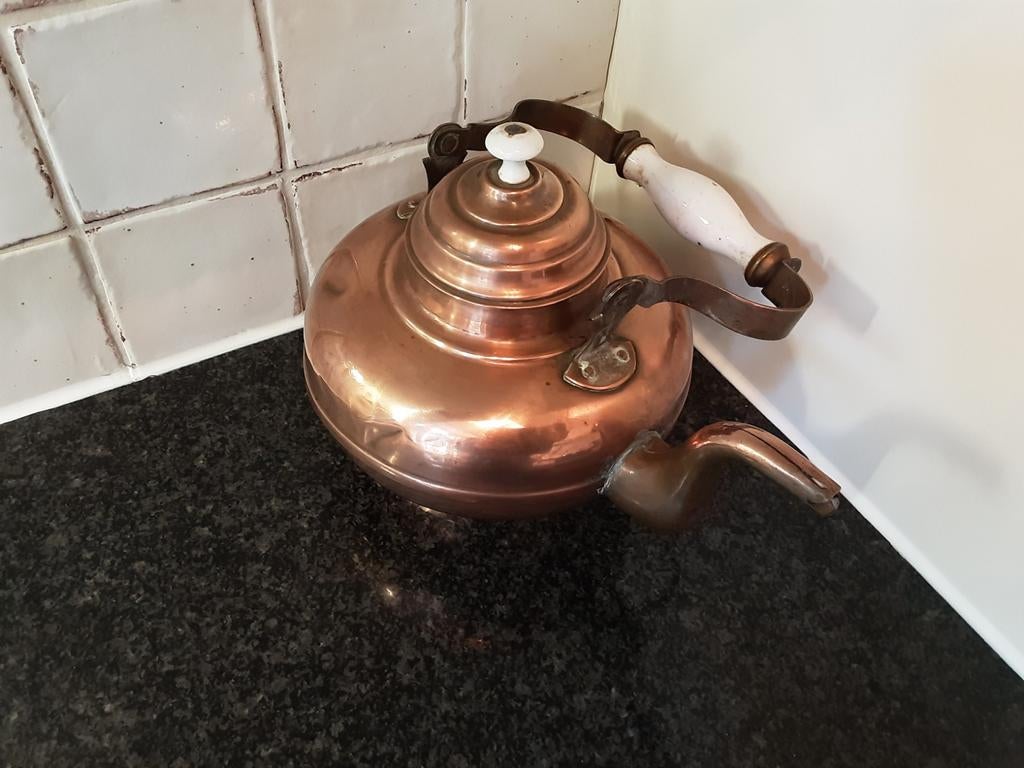 Koperen ketel met wit handvat en een wit knopje op het dekse, Ophalen of Verzenden