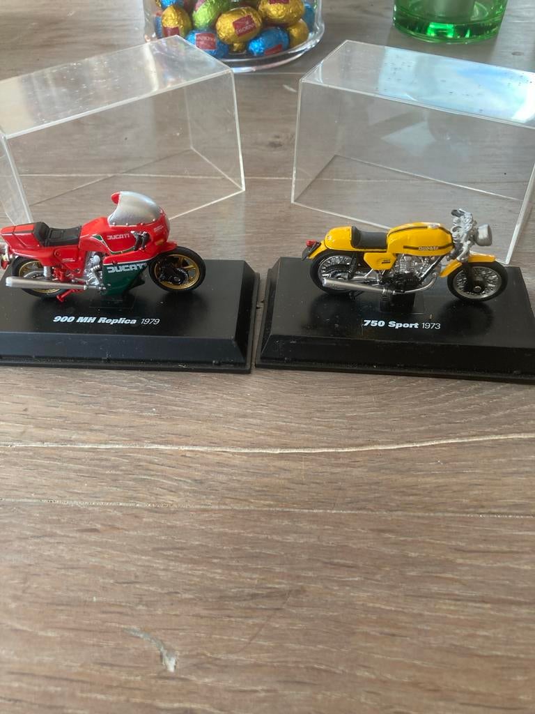 2x Ducati model 1/32 Mike Hailwood replica + 750s, Ophalen of Verzenden, Zo goed als nieuw, Motor