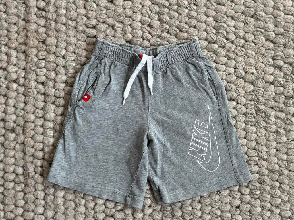 Nike short maat 104 (2 stuks beschikbaar), Kinderen en Baby's, Kinderkleding | Maat 104, Ophalen of Verzenden, Zo goed als nieuw