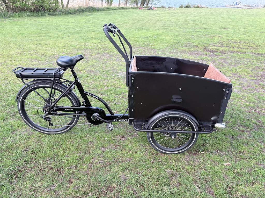 Troy zwarte electrische bakfiets, Fietsen en Brommers, Fietsen | Bakfietsen, 4 kinderen of meer, Gebruikt, Elektrisch, Ophalen