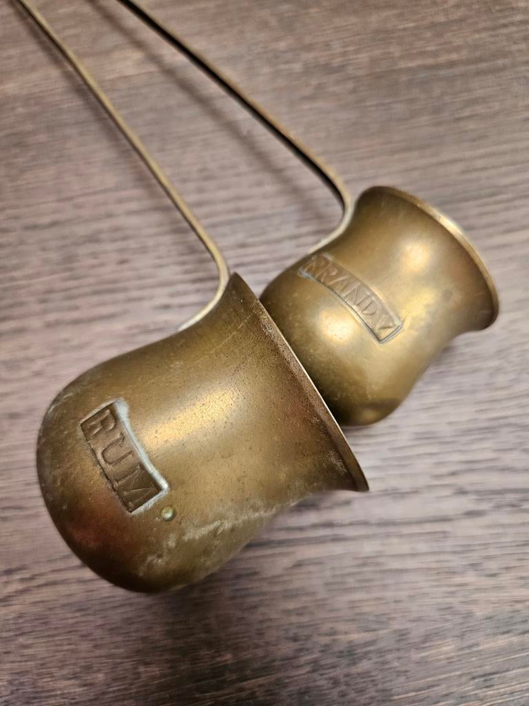 Twee koperen dranklepels, rum en brandy, Ophalen of Verzenden
