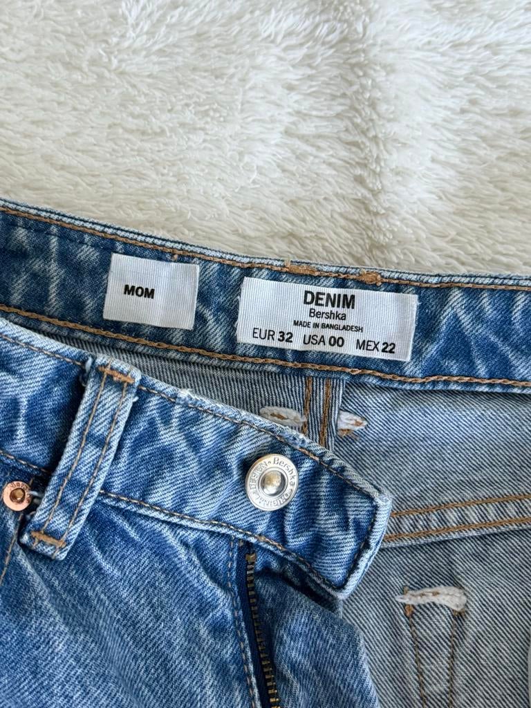 Bershka Mom Jeans - Blauw -  (32), Ophalen, Zo goed als nieuw, Blauw, Overige jeansmaten