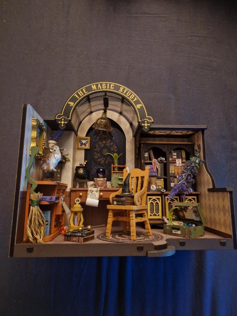 The Magic Study book nook, Ophalen of Verzenden, Zo goed als nieuw, Hout, Knutselwerk