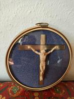 Mooi oud kruisbeeld achter bolglas, Antiek en Kunst, Verzenden