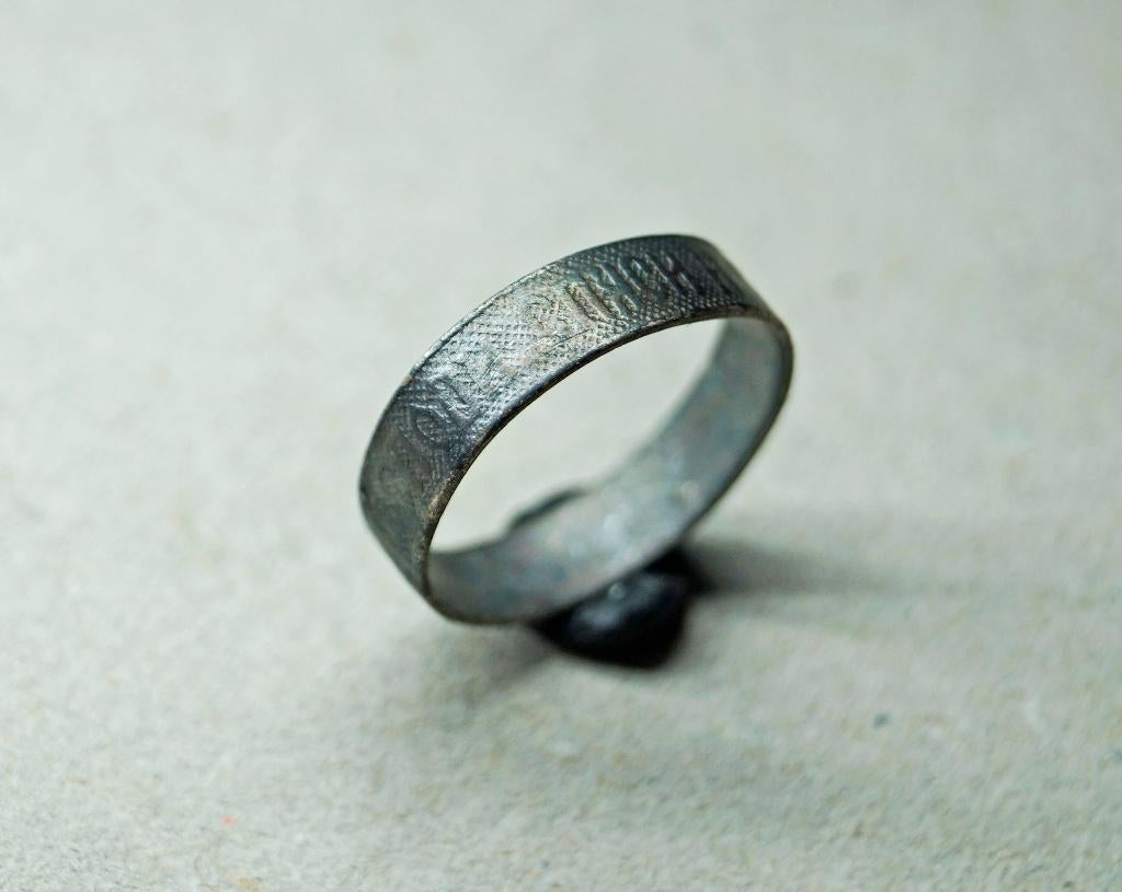 Ring - Met tekst - Zilver? - Bodemvondst - J, Ophalen of Verzenden, Zilver, Ring