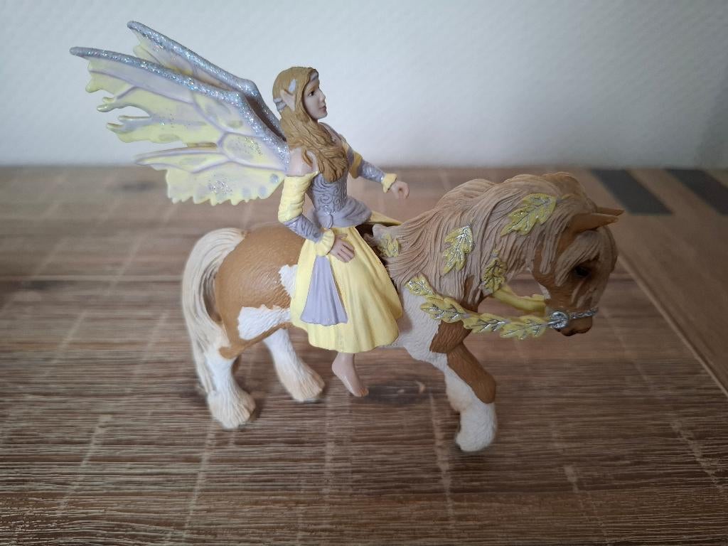 Schleich 70402 Bayala elf Sera op paard uit 2006, Ophalen of Verzenden, Zo goed als nieuw