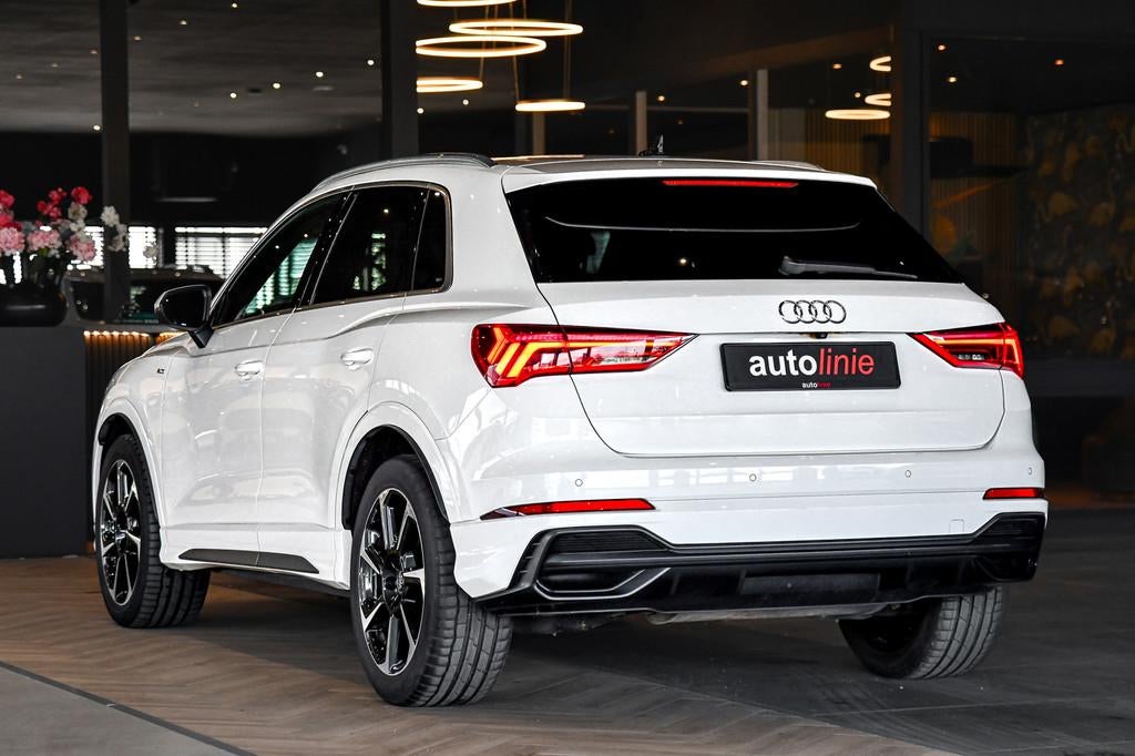 Audi Q3 35 TFSI 3x S-line. ACC, Camera, Matrix, Dodehoek, St, Zwart, 4 cilinders, 150 pk, Wit