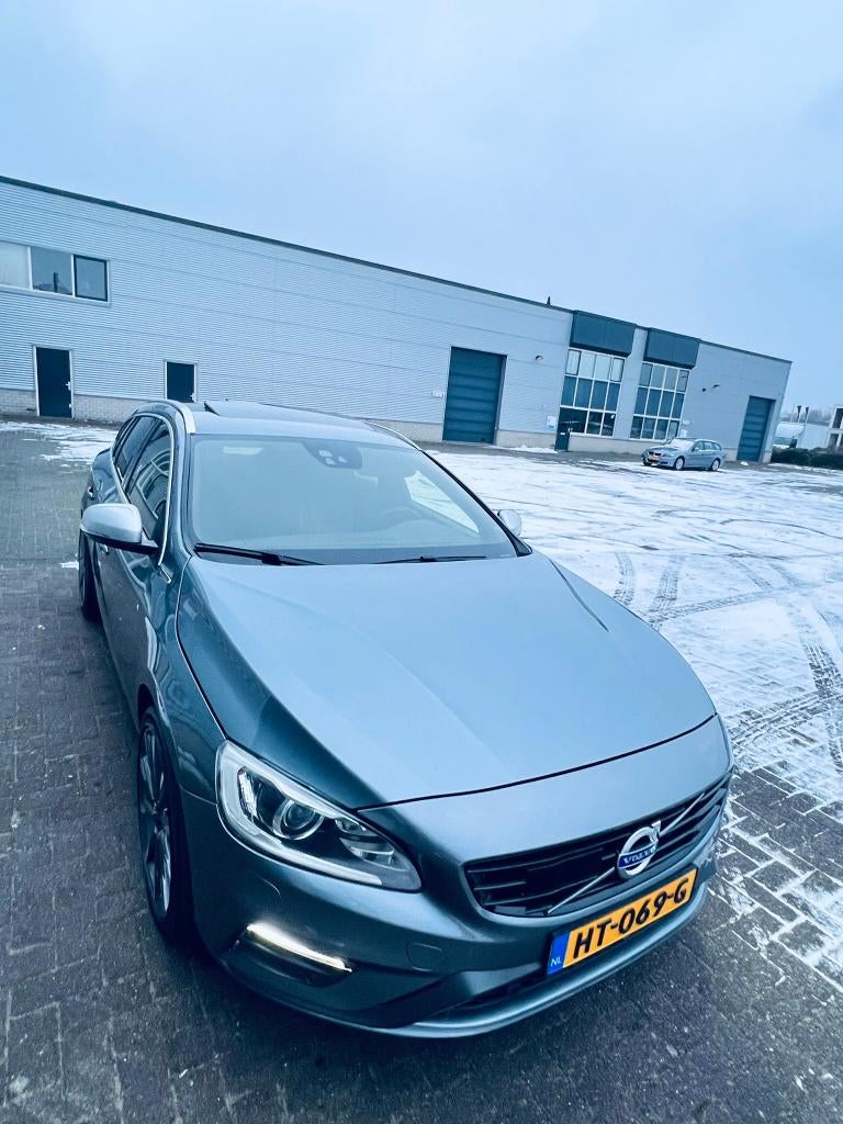 Volvo V60 D6 2.4 PIH AWD R-DESIGN FULL OPTION PANO/LEDER/BBK, Auto's, Volvo, Particulier, V60, 4x4, ABS, Achteruitrijcamera, Adaptieve lichten