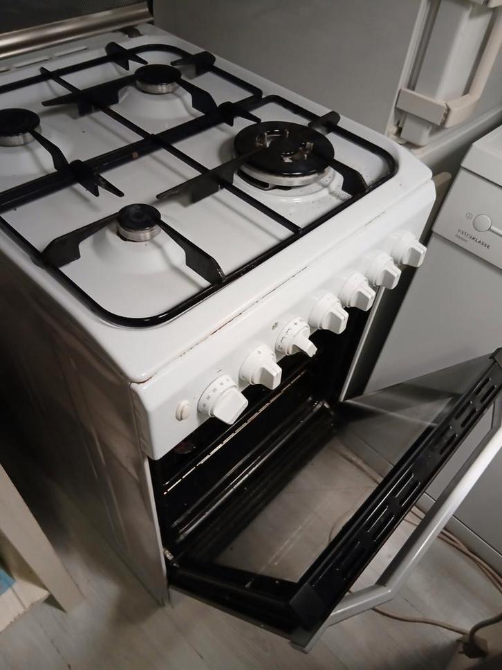 Indesit gasfornuis met oven - Wit, 4 pitten, Witgoed en Apparatuur, Fornuizen, Gebruikt, Vrijstaand, Gas, 4 kookzones, 85 tot 90 cm