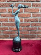 modern bronzen beeld, meisje met duif, Antiek en Kunst, Ophalen of Verzenden, Brons
