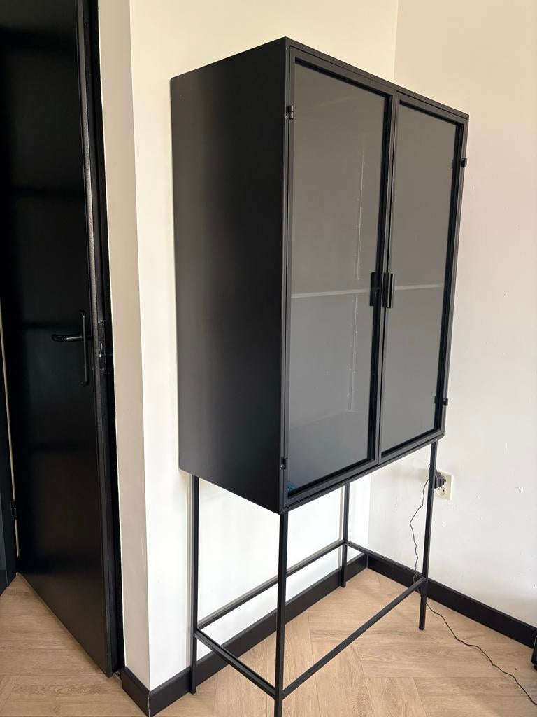Zwarte vitrinekast van glas en metaal, 170x80 cm, Ophalen, 50 tot 100 cm, 150 tot 200 cm, 25 tot 50 cm