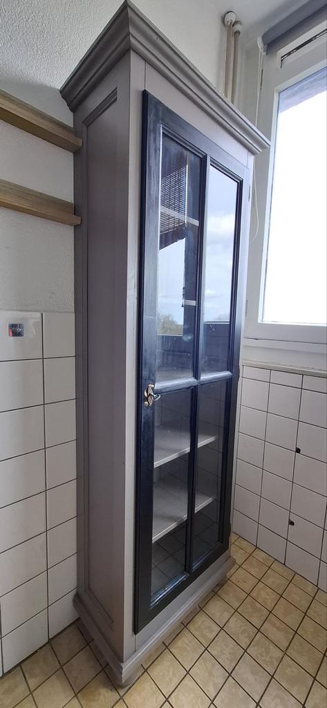 Servieskast met glazen deur - Grijs/Zwart, Huis en Inrichting, Kasten | Vitrinekasten, Ophalen, Gebruikt, 50 tot 100 cm, 150 tot 200 cm