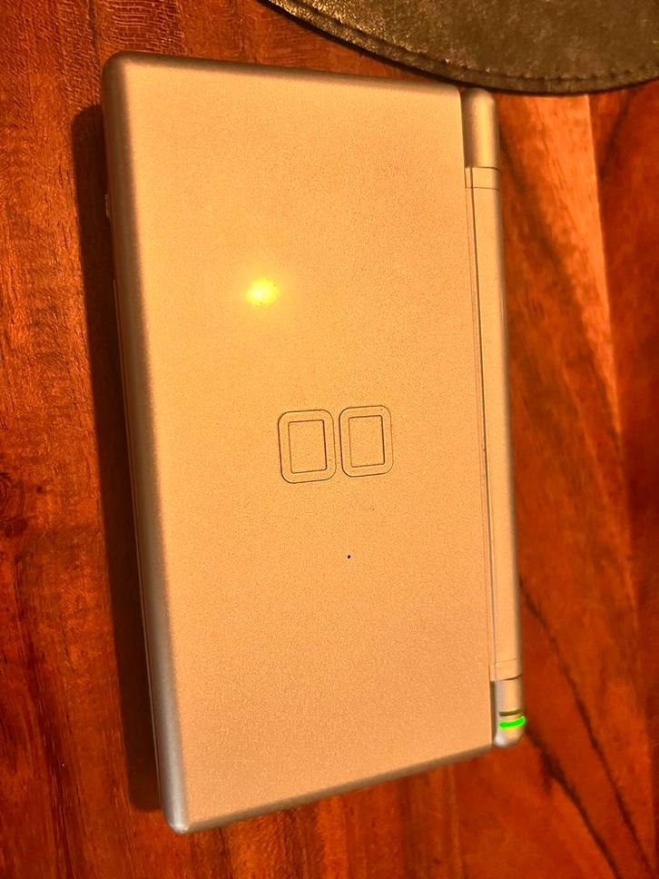 Nintendo DS met gamecard en draagtasje - Zilverkleurig, Spelcomputers en Games, Spelcomputers | Nintendo DS, Gebruikt, DS Original of Phat