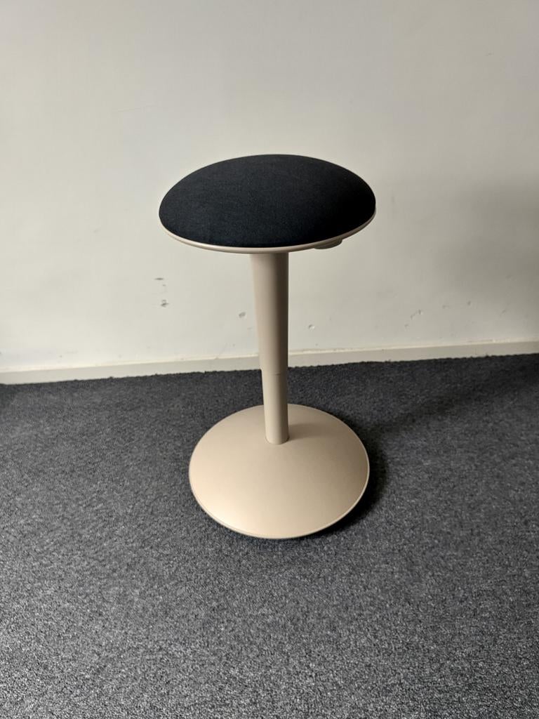 IKEA zit-sta kruk - nauwelijks gebruikt, Huis en Inrichting, Bureaustoelen, Ophalen, Zwart, Zo goed als nieuw, Bureaukruk