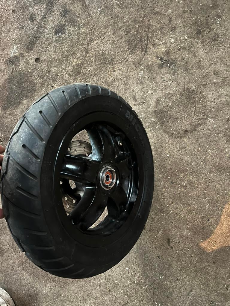 Zip 2000 voorband nieuw., Fietsen en Brommers, Brommeronderdelen | Scooters, Ophalen, Zo goed als nieuw, Overige typen, Piaggio