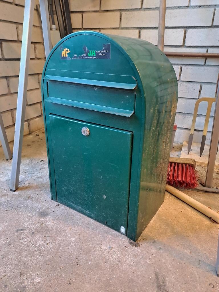 Groene staande brievenbus met sleutel, Tuin en Terras, Ophalen of Verzenden, Gebruikt, Staal, Staande brievenbus