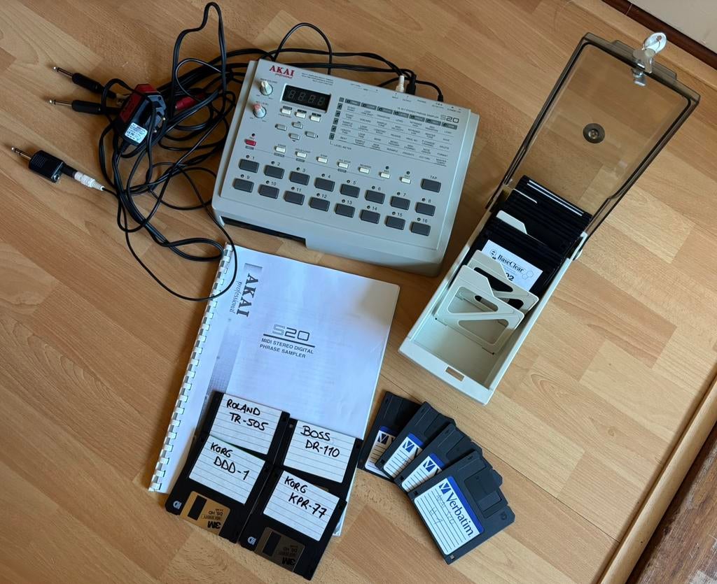 Akai S20 sampler met voeding, kabels, handleiding, floppy’s, Ophalen of Verzenden, Zo goed als nieuw