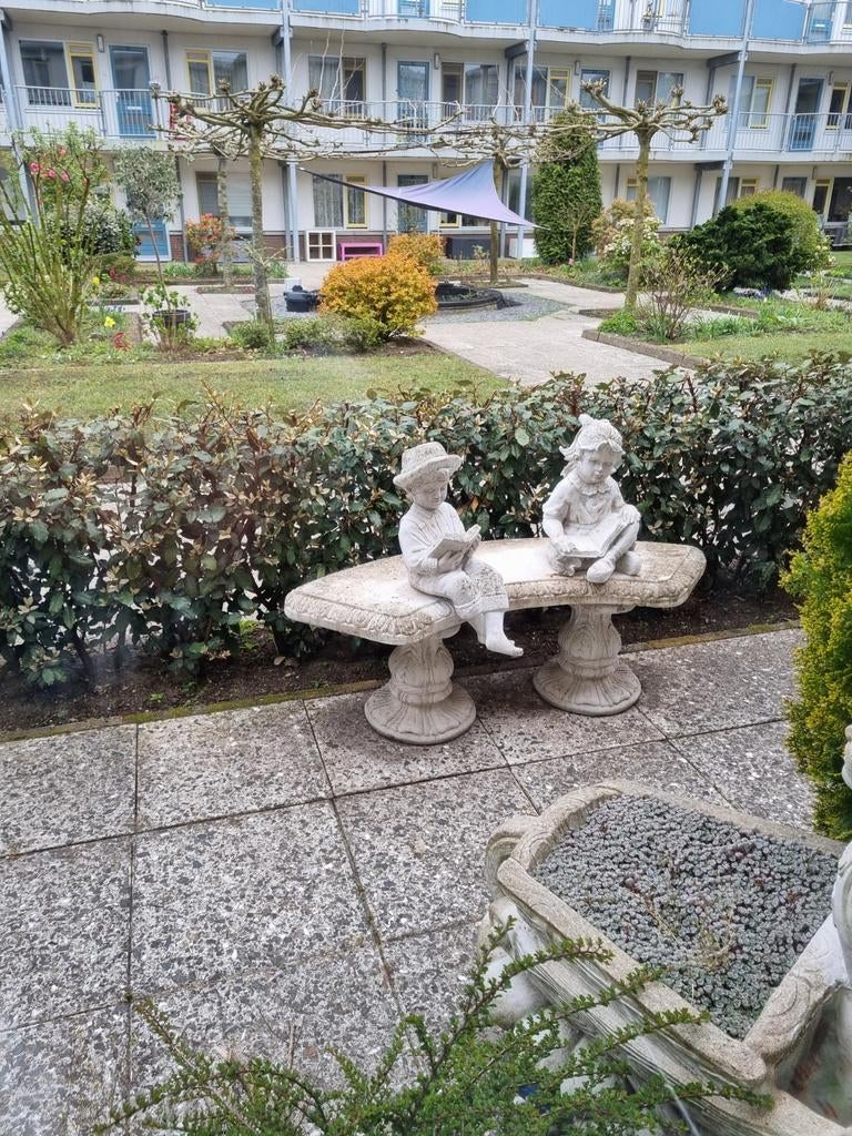 Mooi zwaar betonnen tuinbank met jonge en meisje boek lezend, Tuin en Terras, Ophalen, Gebruikt, Beton, Overige typen