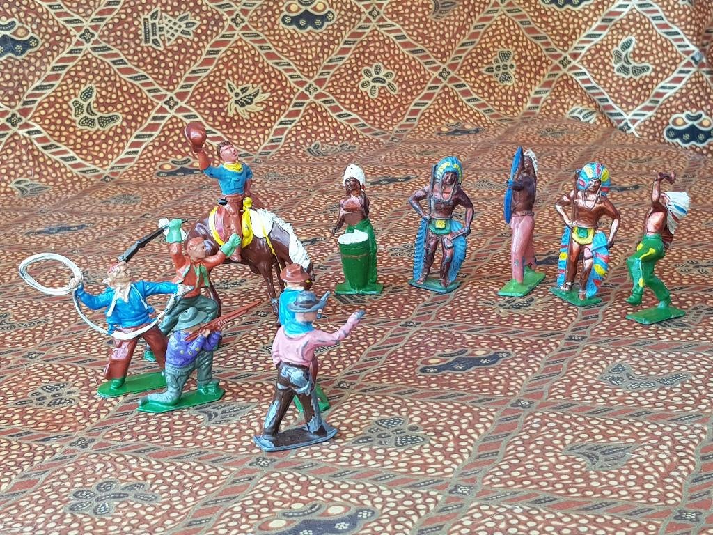 Twaalf Indianen en cowboys oud Engels speelgoed van tin., Ophalen of Verzenden