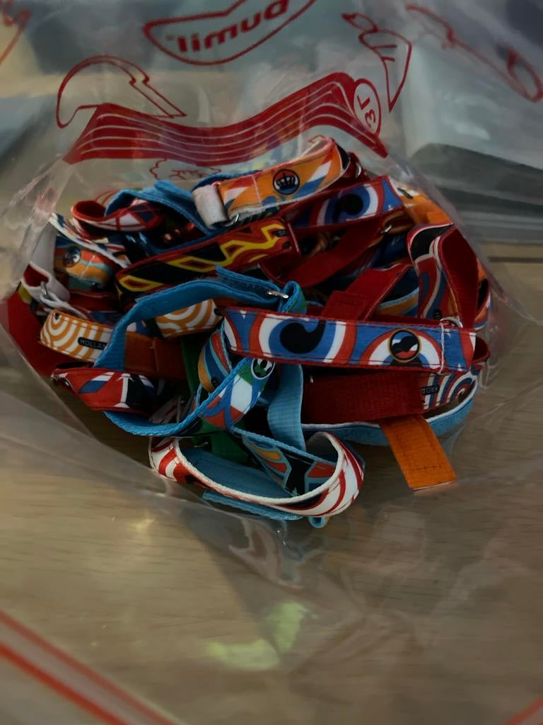 EK juichbandjes, Ophalen