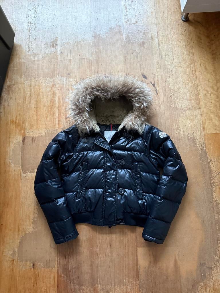 Zwarte Moncler Damesjas met bontkraag - Maat M, Ophalen of Verzenden, Gedragen, Maat 38/40 (M), Zwart