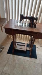 Antieke houten naaimachine met tafel, Ophalen