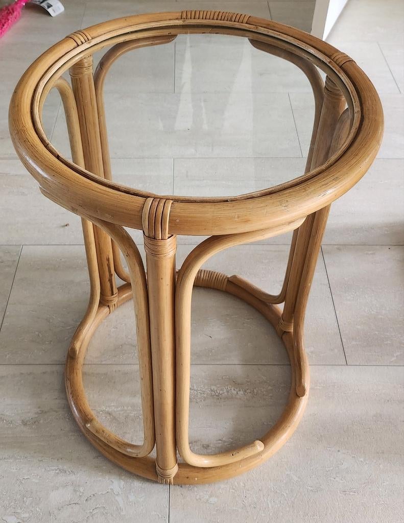 Rotan bijzettafel met glazen blad, Huis en Inrichting, Tafels | Bijzettafels, Ophalen