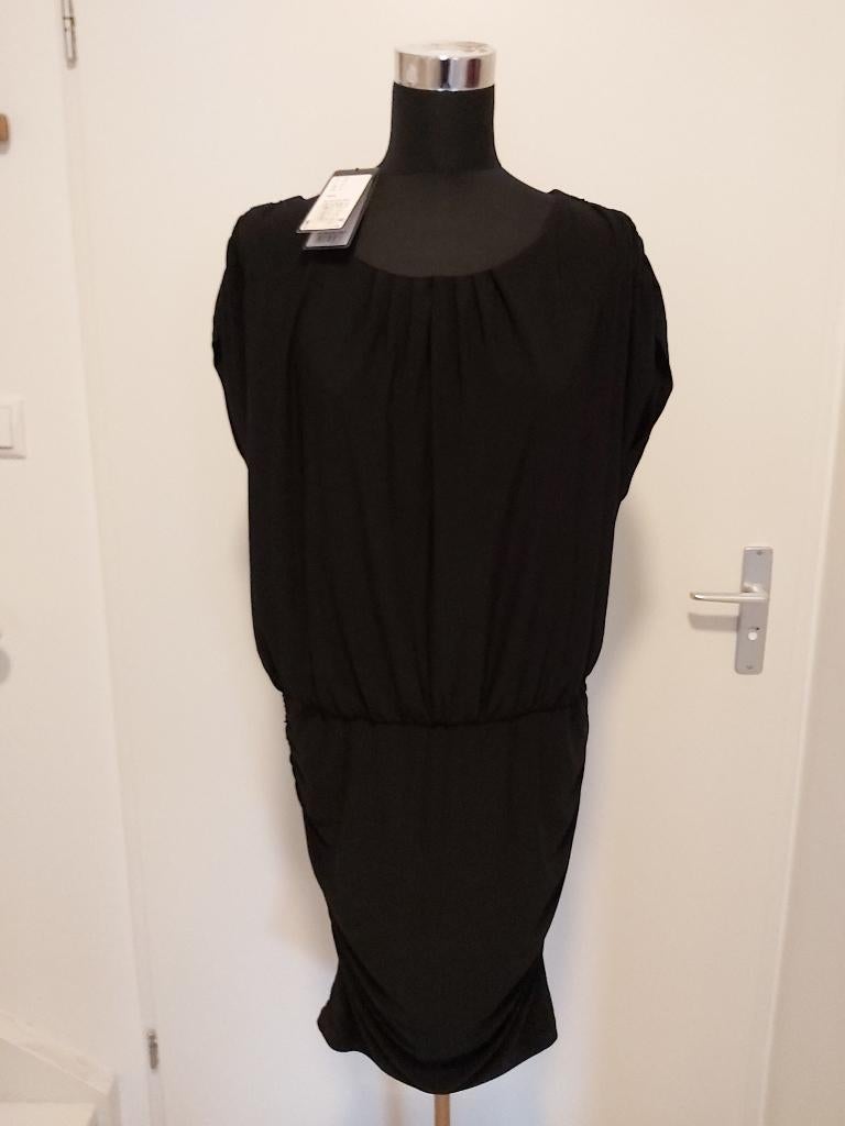J29 - Nieuwe zwarte Comma jurk met prijskaartje maat 40 (1), Maat 38/40 (M), Zwart, Nieuw, Ophalen of Verzenden