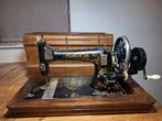 Antieke Naumann Handaangedreven Naaimachine met Houten Kap, Ophalen of Verzenden
