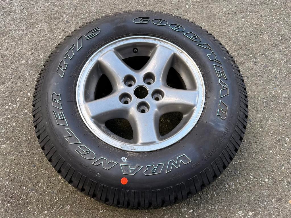 Jeep Wrangler velg met nieuwe band P225/75R15, Gebruikt, 15 inch, Banden en Velgen, Ophalen of Verzenden