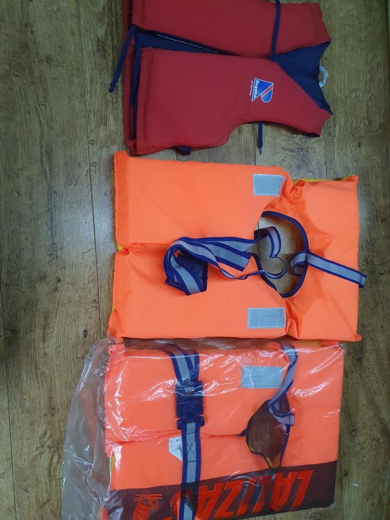 Zwemvesten 2 voor volwassen nieuw, en 1 voor een kind., Ophalen of Verzenden, Zo goed als nieuw, Reddingsvest of Zwemvest