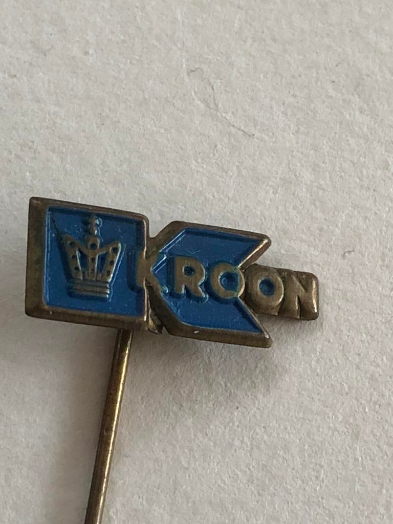 Oud speldje Kroon - Nederlandse fabrikant smeermiddelen, Verzamelen, Ophalen of Verzenden, Gebruikt, Merk, Speldje of Pin
