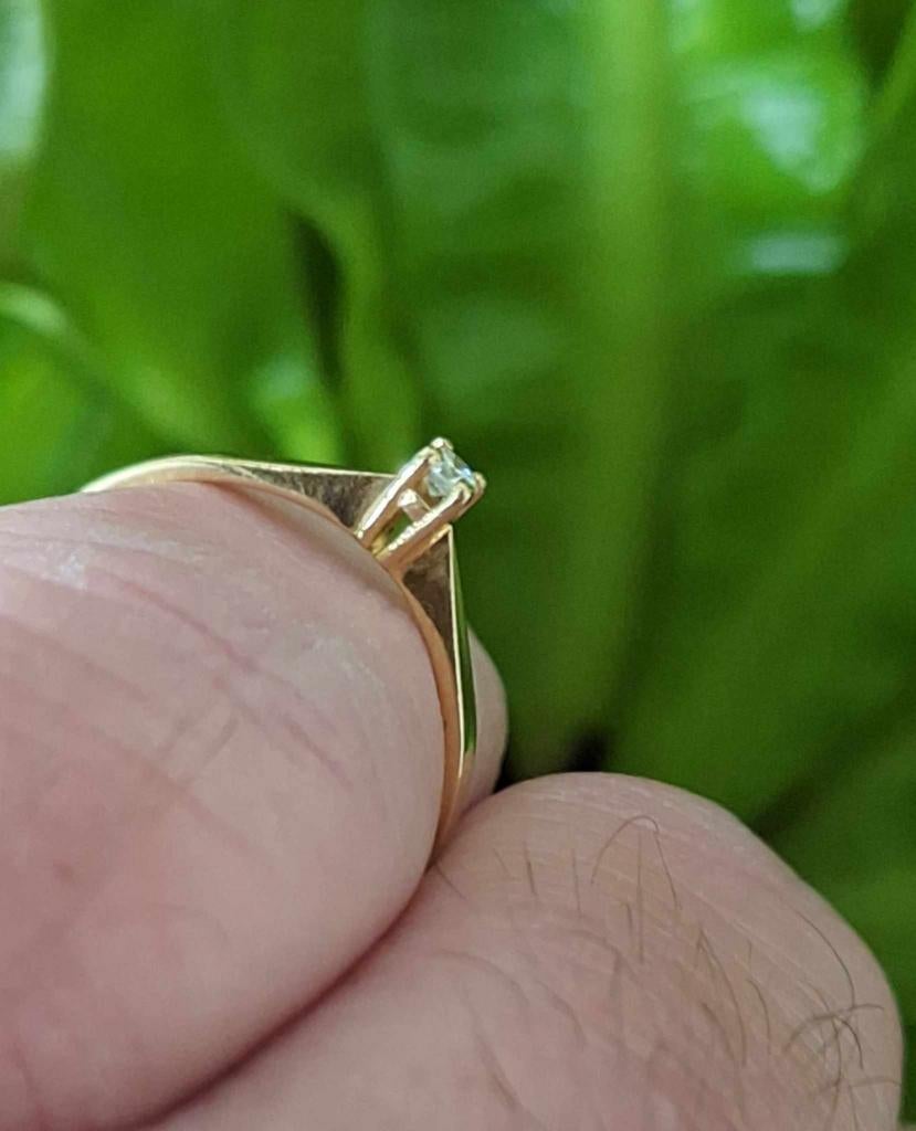Pracht gouden ring met 0,05 crt diamant, solitair gezet💎, Gebruikt, ., Ophalen of Verzenden, Met edelsteen
