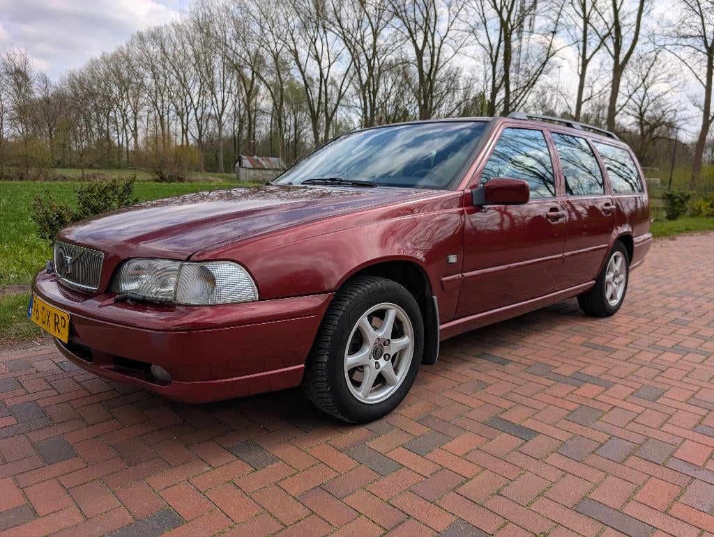 Volvo V70 2.4 140PK 2000 Rood youngtimer, Voorwielaandrijving, 1436 kg, Leder en Stof, Stationwagon