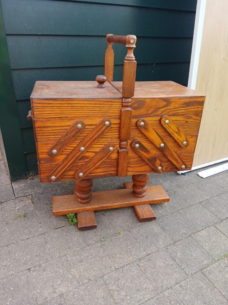 Grote vintage naaidoos, Ophalen