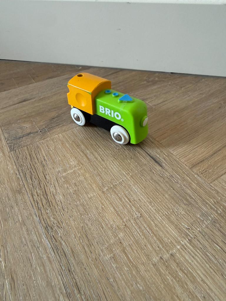 TOPLIVING Trekset op batterijen voor houten spoorrails, krachtige locomotief (magnetische verbinding) met koplampen en geluid voor aanbevolen vanaf 3 jaar, rood